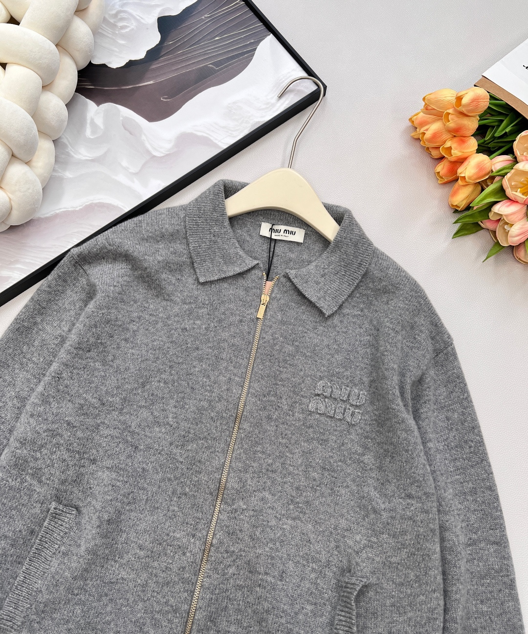 🆕Miumiu2025新款字母贴片翻领针织拉链开衫，定制YB羊绒羊毛纱线织造，细腻柔软，弹力十足 ，精致