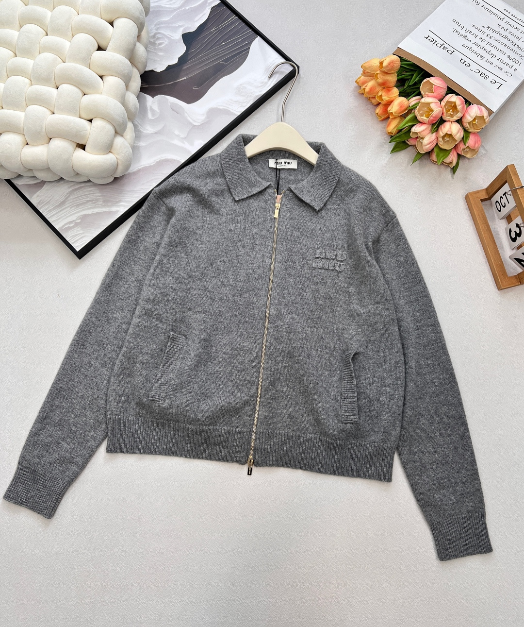 NO:549565,Miumiu2025 new letter patch lapel knitted zipper cardigan, custom YB cashmere wool yarn wool, delicate and soft, full of elasticity, exquisite lapel zipper cardigan style, the whole body is crocheted with delicate texture, pit strip elastic thread edging, visually narrowed wrapping the body, matched with three-dimensional letter logo on the chest, full of details, basic style with warmth and thickness, strong retro college style, seasonal outfit, fashionable and age-reducing, daily use at will. Customized surface accessories, accurate version, complete three standards, large-scale size sml code,,miumiu,alexander wang19860909Miumiu2025新款字母贴片翻领针织拉链开衫,定制YB羊绒羊毛纱线织造,细腻柔软,弹力十足 ,精致翻领拉链开衫版型,通体以细腻纹理钩织,坑条弹力螺纹包边,视觉收窄包裹身躯,搭配胸口立体字母徽标,细节满分,基础款式配合保暖厚度,复古学院风格强烈,换季穿搭,时髦减龄,日常随意驾驭.定制面辅料 认准版本 ,三标齐全,大货出 尺码sml 编码,,miumiu,alexander wang,Women's clothing