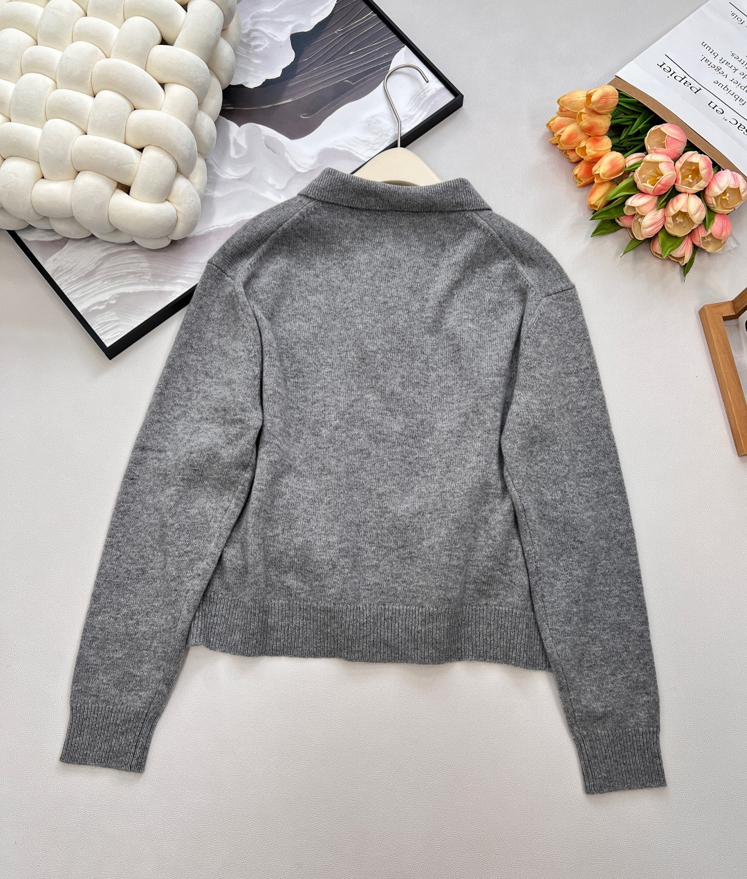 🆕Miumiu2025新款字母贴片翻领针织拉链开衫，定制YB羊绒羊毛纱线织造，细腻柔软，弹力十足 ，精致