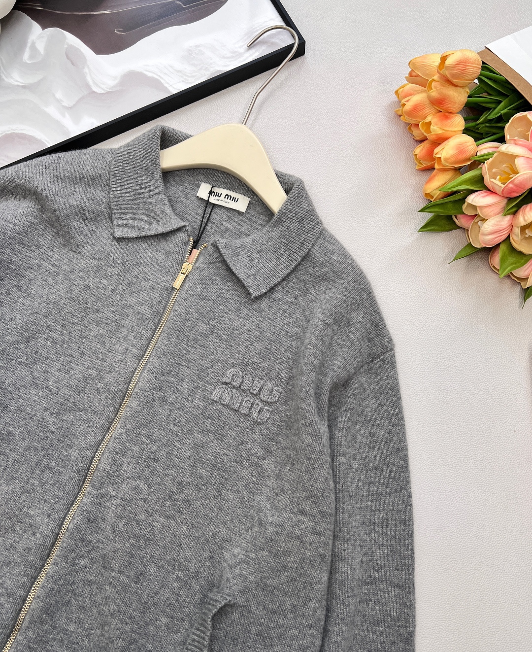 🆕Miumiu2025新款字母贴片翻领针织拉链开衫，定制YB羊绒羊毛纱线织造，细腻柔软，弹力十足 ，精致