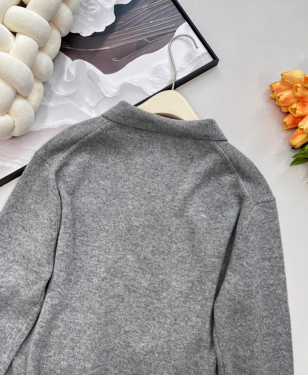 🆕Miumiu2025新款字母贴片翻领针织拉链开衫，定制YB羊绒羊毛纱线织造，细腻柔软，弹力十足 ，精致