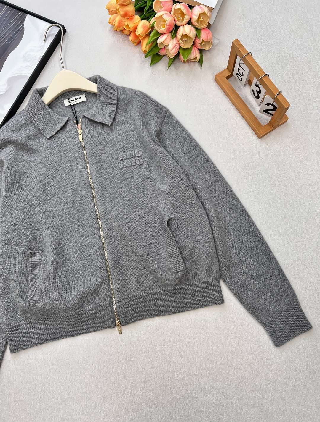 🆕Miumiu2025新款字母贴片翻领针织拉链开衫，定制YB羊绒羊毛纱线织造，细腻柔软，弹力十足 ，精致