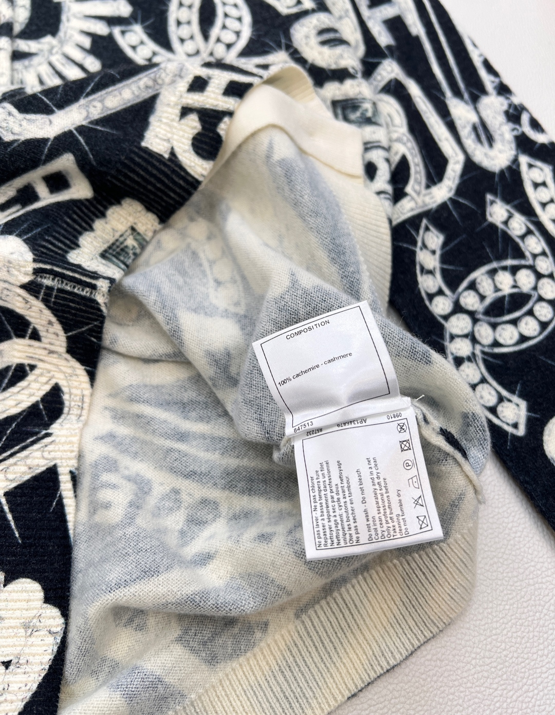 🆕CHANEL新款钻石珠宝印花羊绒针织开衫，太绝啦！经典黑底搭配满幅精致的钻石珠宝印花，🌟 精选细腻羊绒