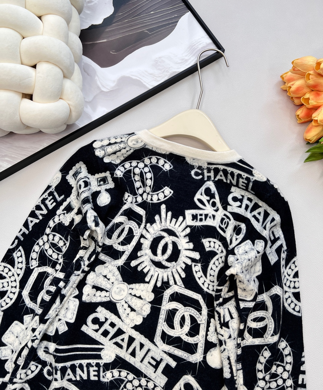 🆕CHANEL新款钻石珠宝印花羊绒针织开衫，太绝啦！经典黑底搭配满幅精致的钻石珠宝印花，🌟 精选细腻羊绒