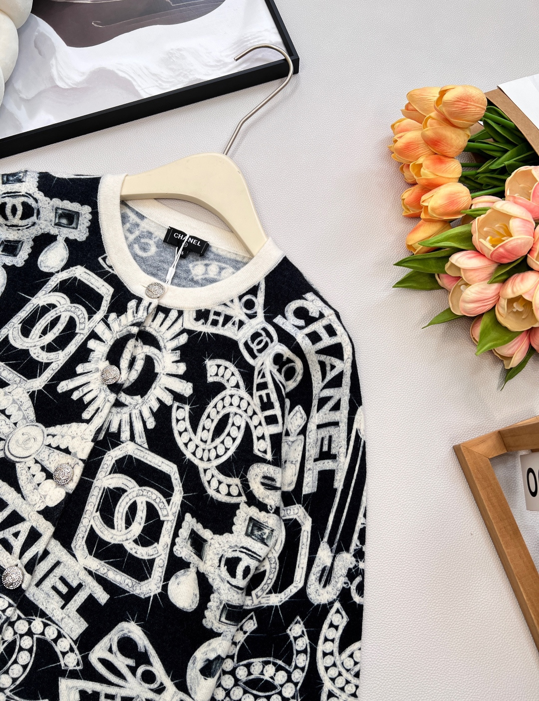 🆕CHANEL新款钻石珠宝印花羊绒针织开衫，太绝啦！经典黑底搭配满幅精致的钻石珠宝印花，🌟 精选细腻羊绒