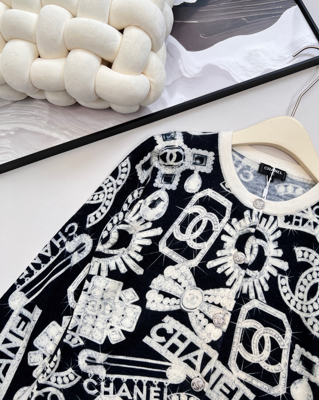 🆕CHANEL新款钻石珠宝印花羊绒针织开衫，太绝啦！经典黑底搭配满幅精致的钻石珠宝印花，🌟 精选细腻羊绒