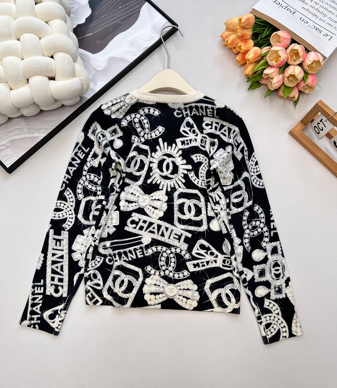 🆕CHANEL新款钻石珠宝印花羊绒针织开衫，太绝啦！经典黑底搭配满幅精致的钻石珠宝印花，🌟 精选细腻羊绒