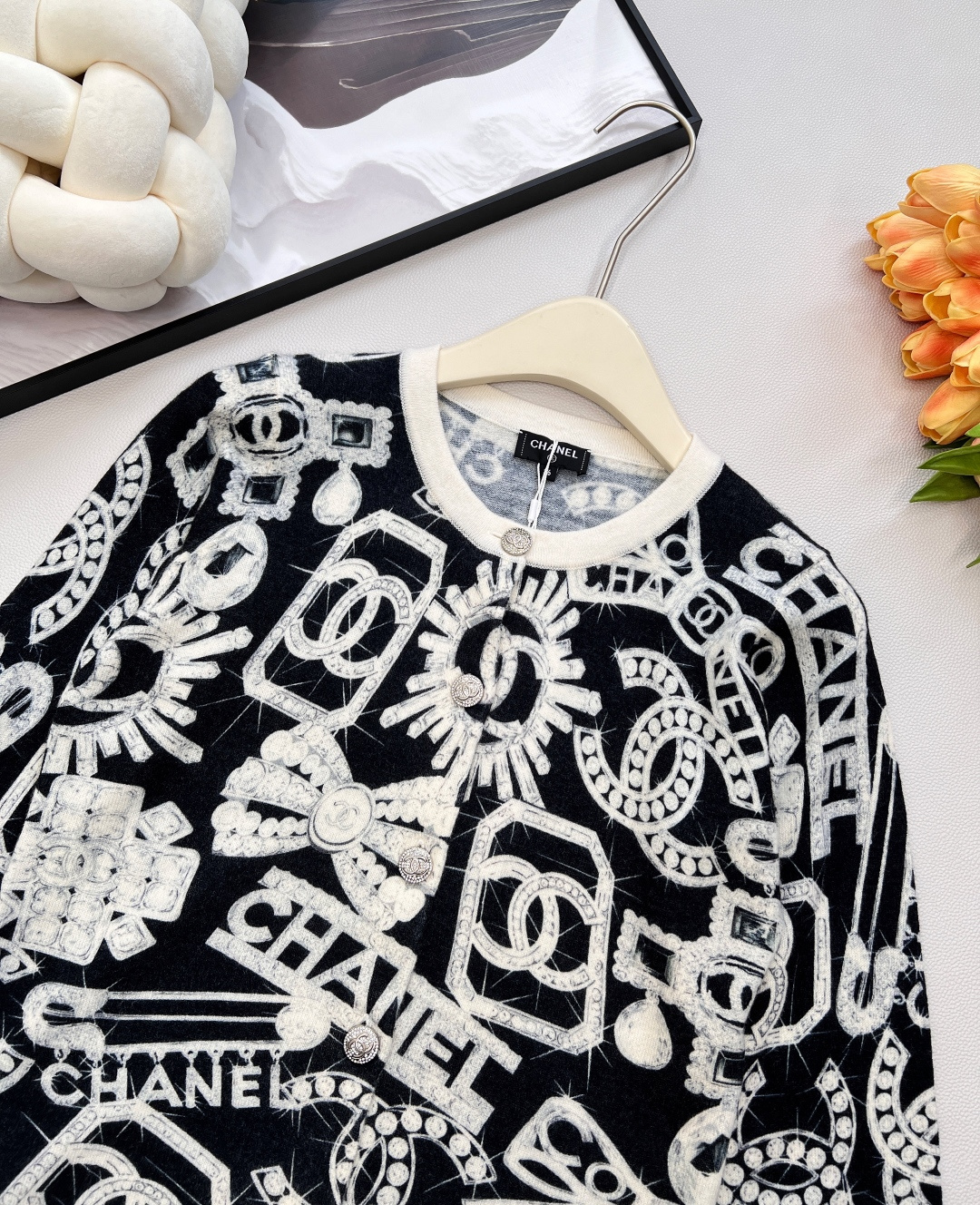 🆕CHANEL新款钻石珠宝印花羊绒针织开衫，太绝啦！经典黑底搭配满幅精致的钻石珠宝印花，🌟 精选细腻羊绒