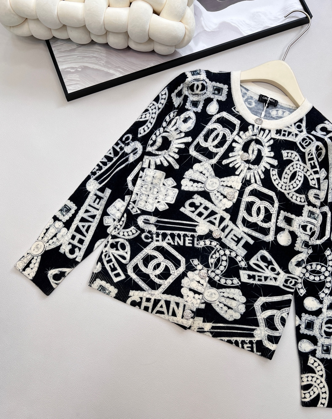 🆕CHANEL新款钻石珠宝印花羊绒针织开衫，太绝啦！经典黑底搭配满幅精致的钻石珠宝印花，🌟 精选细腻羊绒