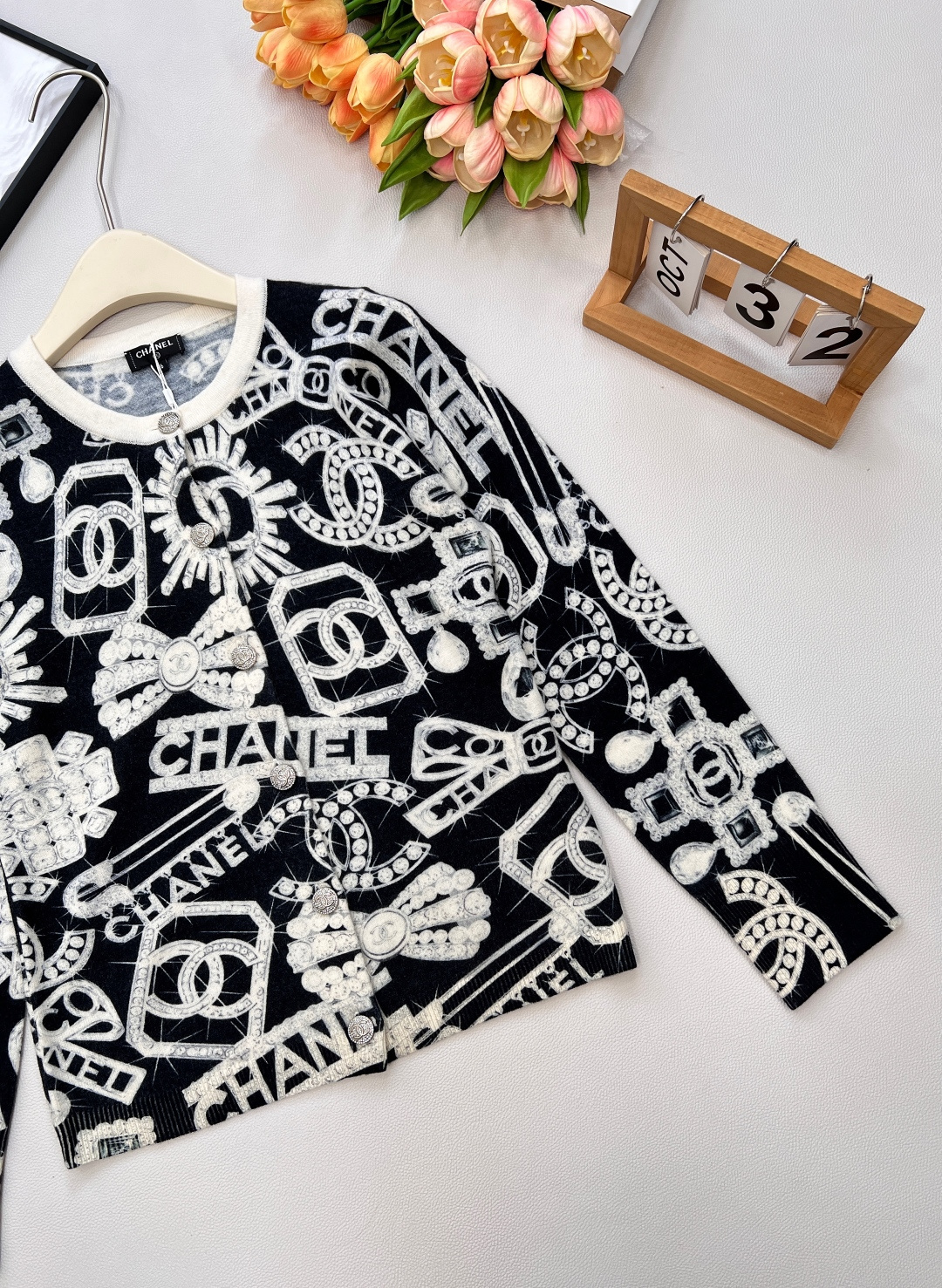 🆕CHANEL新款钻石珠宝印花羊绒针织开衫，太绝啦！经典黑底搭配满幅精致的钻石珠宝印花，🌟 精选细腻羊绒