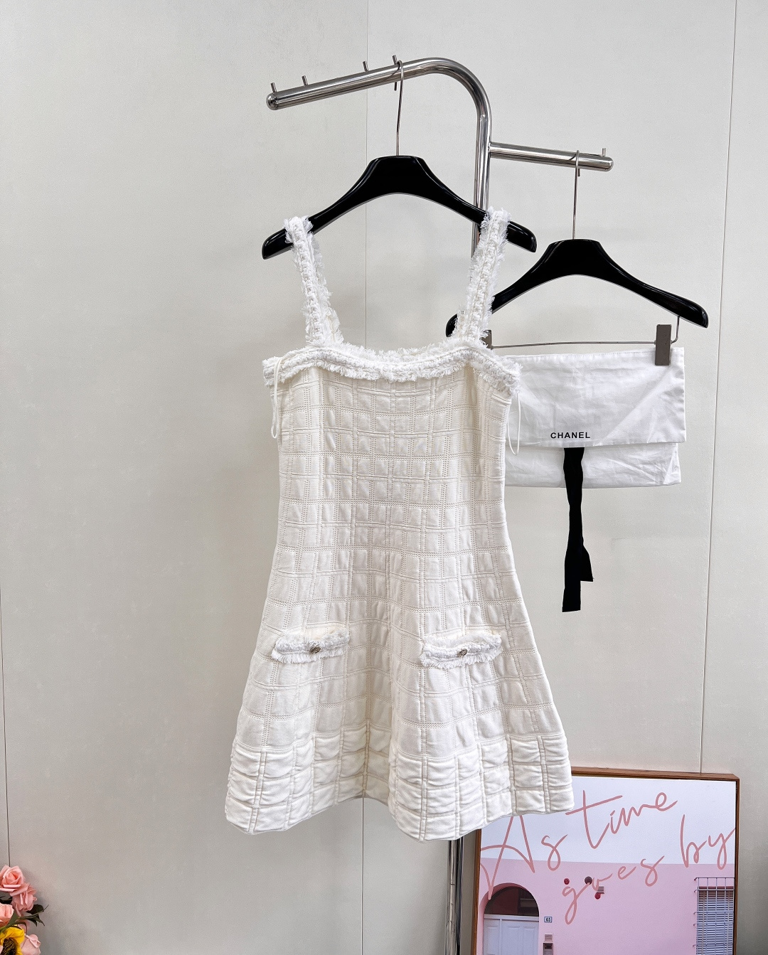 NO:549549,Chanel25B high-end handicraft workshop series new white fur plaid suspender vest dress丨Exclusive yb development!  High-end production!  Select delicate fabrics, and use hand-made breasts to outline the slings and skirts. Each strand of hair is like a delicate footnote tempered by time; the waist-hugging design naturally outlines the waist, and the slightly flickered curve adds a bit of charm; the iconic double pockets are decorated with metal buckles, and the retro plaid texture is three-dimensional and full, and the layered rhythm is rippling under the light and shadow, just like wearing the craftsmanship of the Paris Haute Couture Workshop on your body. The three standards are complete, and the large-scale products are sized sml coded, chanel, skirts, alexander wang19860909Chanel25B高级手工坊系列新款白色毛毛格子吊带背心连衣裙丨独家yb开发！高版出品！甄选细腻面料,以手工毛边勾勒吊带与裙身轮廓,每一缕毛须都似时光淬炼的精致注脚；收腰设计自然勾勒腰肢,下摆微喇弧度又添几分娇俏；标志性双口袋缀以金属饰扣,复古格纹肌理立体饱满,在光影下漾开层次韵律,宛如把巴黎高定工坊的匠心密语穿在身上.三标齐全,大货出 尺码sml 编码,,chanel,skirts,alexander wang,Women's clothing