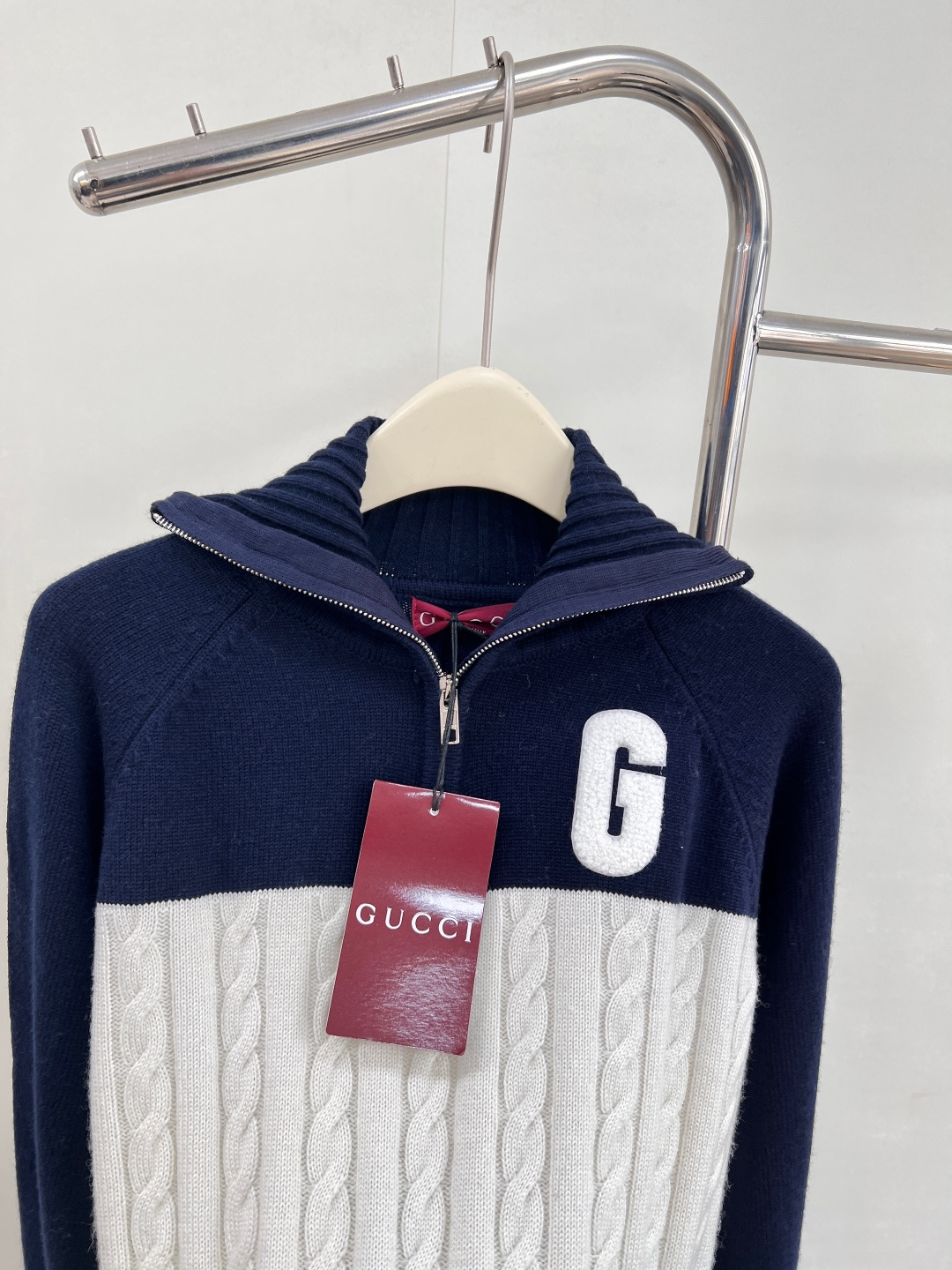 🆕Gucci 经典编织麻花翻领针织上衣，❤️衣服千千万 好看的经典毛衣最好看哈哈😍自带学院风～藏青色很显