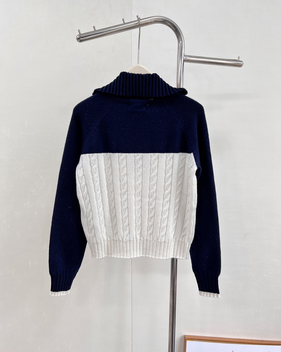 🆕Gucci 经典编织麻花翻领针织上衣，❤️衣服千千万 好看的经典毛衣最好看哈哈😍自带学院风～藏青色很显