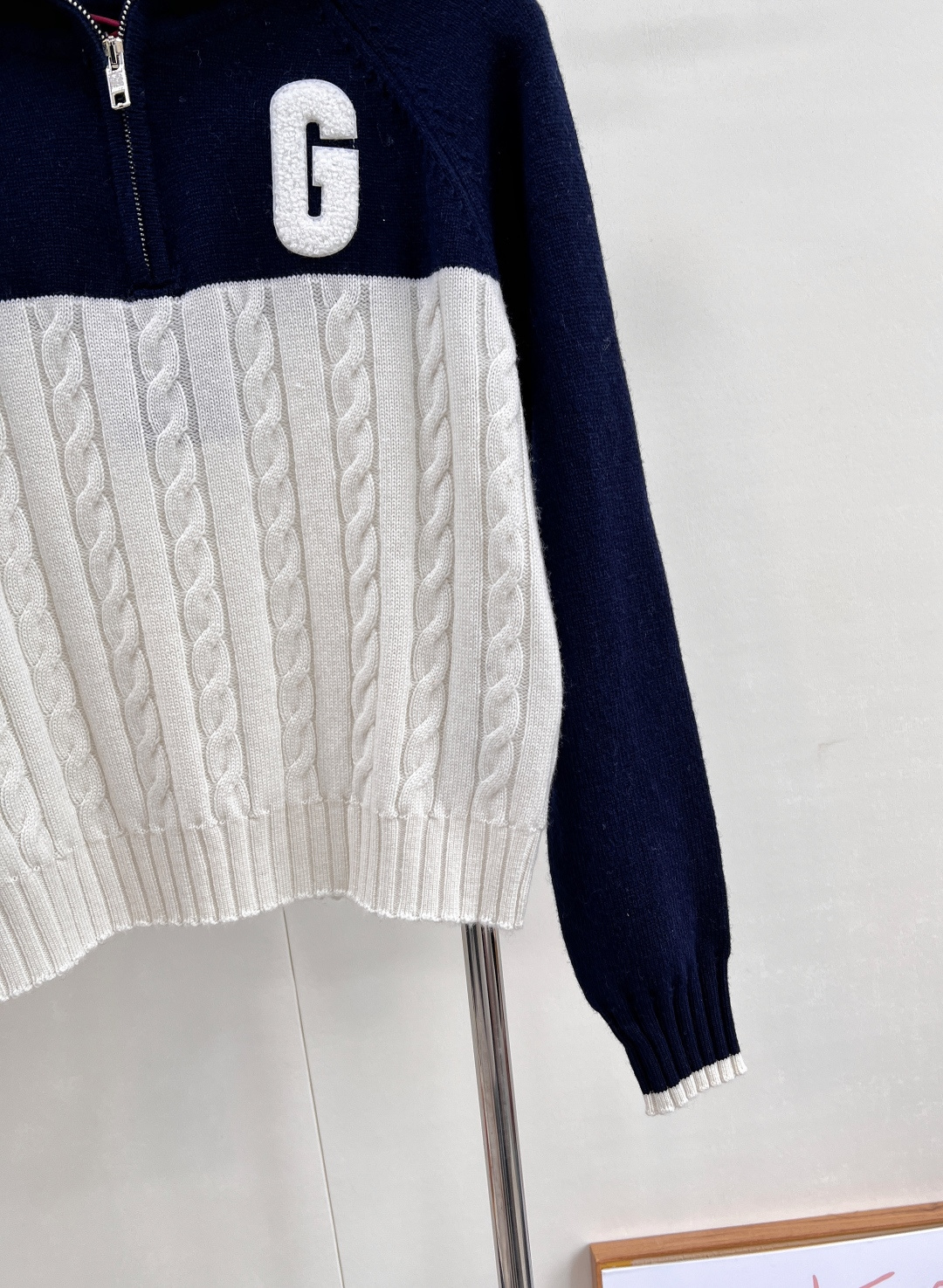 🆕Gucci 经典编织麻花翻领针织上衣，❤️衣服千千万 好看的经典毛衣最好看哈哈😍自带学院风～藏青色很显