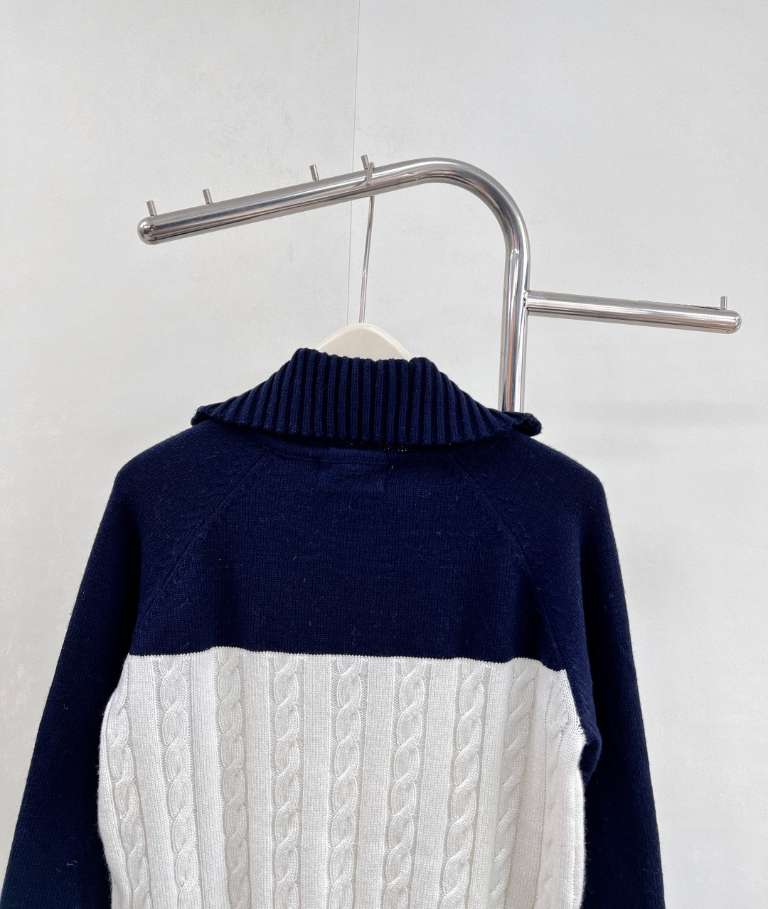 🆕Gucci 经典编织麻花翻领针织上衣，❤️衣服千千万 好看的经典毛衣最好看哈哈😍自带学院风～藏青色很显