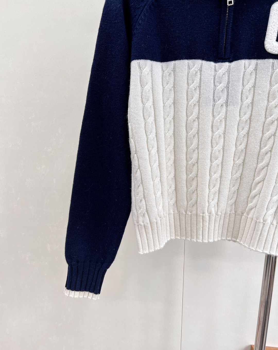 🆕Gucci 经典编织麻花翻领针织上衣，❤️衣服千千万 好看的经典毛衣最好看哈哈😍自带学院风～藏青色很显