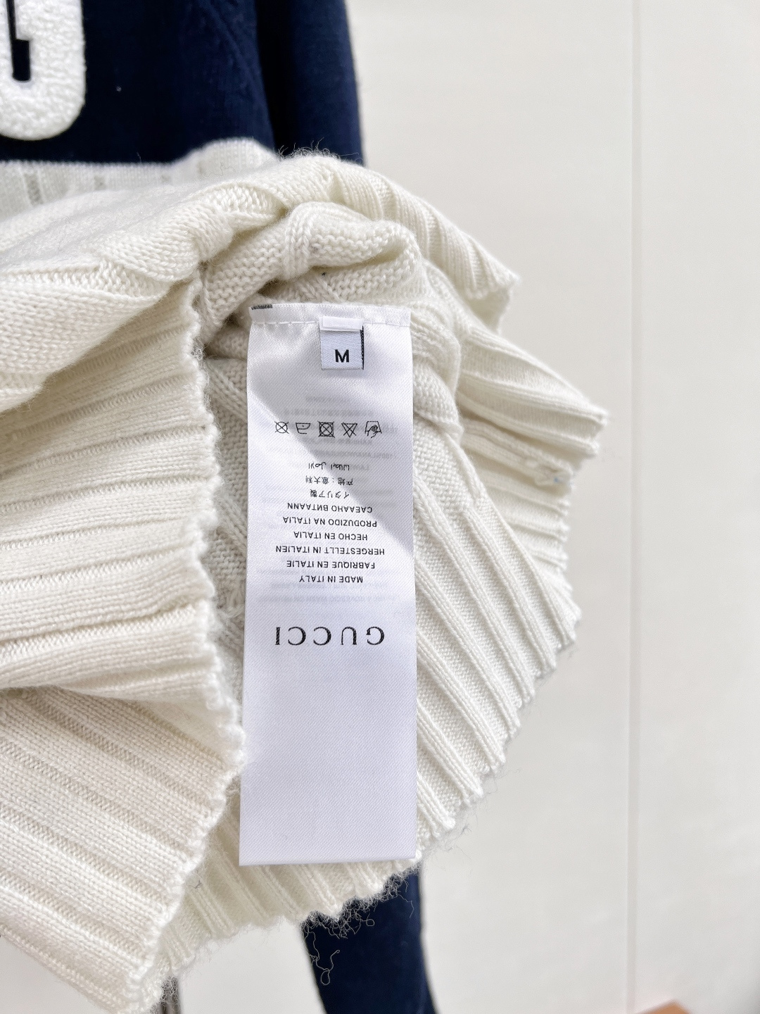 🆕Gucci 经典编织麻花翻领针织上衣，❤️衣服千千万 好看的经典毛衣最好看哈哈😍自带学院风～藏青色很显