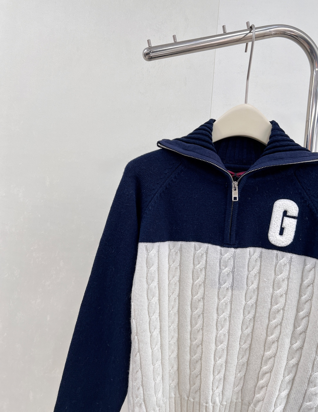 🆕Gucci 经典编织麻花翻领针织上衣，❤️衣服千千万 好看的经典毛衣最好看哈哈😍自带学院风～藏青色很显