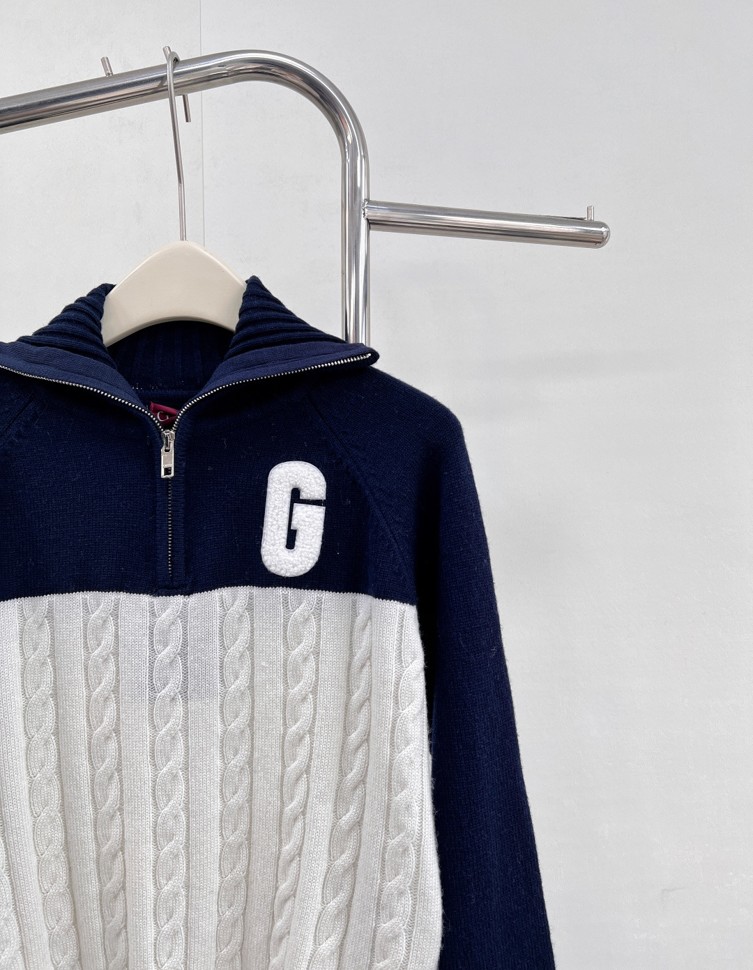 🆕Gucci 经典编织麻花翻领针织上衣，❤️衣服千千万 好看的经典毛衣最好看哈哈😍自带学院风～藏青色很显