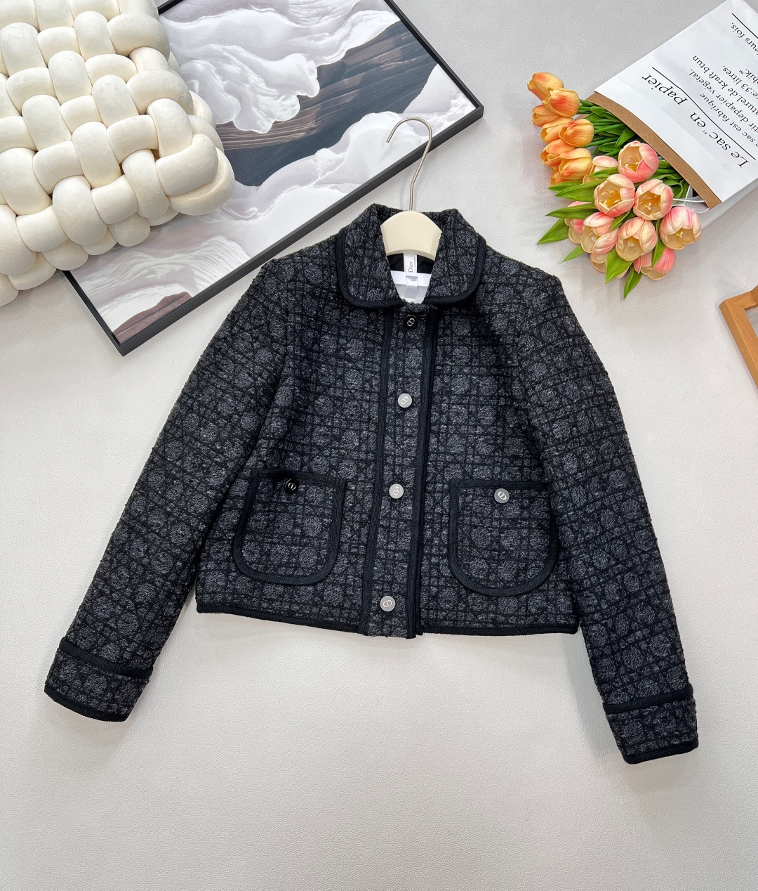 NO:549541,DIOR rattan plaid lapel tweed jacket, [DIOR collection | Reshape the Elegant Legend] The legendary rattan plaid is the eternal outline of French elegance. This black tweed jacket carries Mr. Dior's subverted imagination of 'New Look' and reshapes the strength and softness of women with exquisite craftsmanship. Customized a variety of yarns are made to present the rattan plaid texture. Black and white patterns are interspersed, simple and high-end. Deep black interprets power and mystery. It can be matched with suit pants to create the aura of the heroine, and also meets the skirt to bloom with flexible power. Using the logo rattan plaid as a pen, it paints the elegant declaration of modern women. The French luxury is hidden between the warp and weft. The fabric is tight and delicate. The texture is rich and silhouetted. The style is completely made with plaid yb. Time-consuming and material-consuming. The craft details from the inside to the outside are consistent with yb. Heavy industry models and fashionable atmosphere.  Show the classic elements of Dior to the fullest. Walking on the street, the return rate is directly over the charts. It is a perfect fashion trend~, complete three standards, large-scale products are available SML code, Dior, Dior, Skirts, Jackets & coats, business suit, alexander wang19860909DIOR 藤格纹翻领粗花呢外套,【DIOR典藏之作｜重塑优雅传奇】 以传奇藤格纹为序,勾勒法式优雅的永恒轮廓. 这件黑色粗花呢外套,承载迪奥先生对“New Look”的颠覆想象,以精湛工艺重塑女性力量与柔美. 定制多种纱线制造,呈现出藤格纹肌理 黑白图案相间,简约高级 深邃黑诠释力量与神秘,既可搭配西装裤塑造大女主气场,亦能邂逅半裙绽放柔韧力量. 以标志藤格纹为笔,绘就现代女性的优雅宣言. 将法式奢华藏于经纬之间. 布面紧致细腻 肌理感丰富有廓形感 版型完全对格yb制作 费时费料 由里到外工艺细节跟yb一致 重工款 时髦氛围感 把Dior的经典元素展现得淋漓尽致,走在街上,回头率直接爆表,妥妥的时尚潮流~,三标齐全,大货出 尺码sml 编码,,dior,dior,skirts,jackets & coats,business suit,alexander wang,Women's clothing