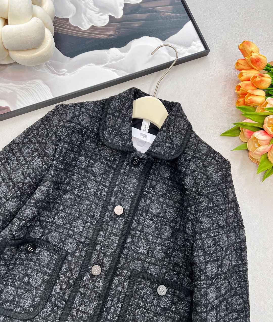 🆕 DIOR 藤格纹翻领粗花呢外套，【DIOR典藏之作｜重塑优雅传奇】以传奇藤格纹为序，勾勒法式优雅的永