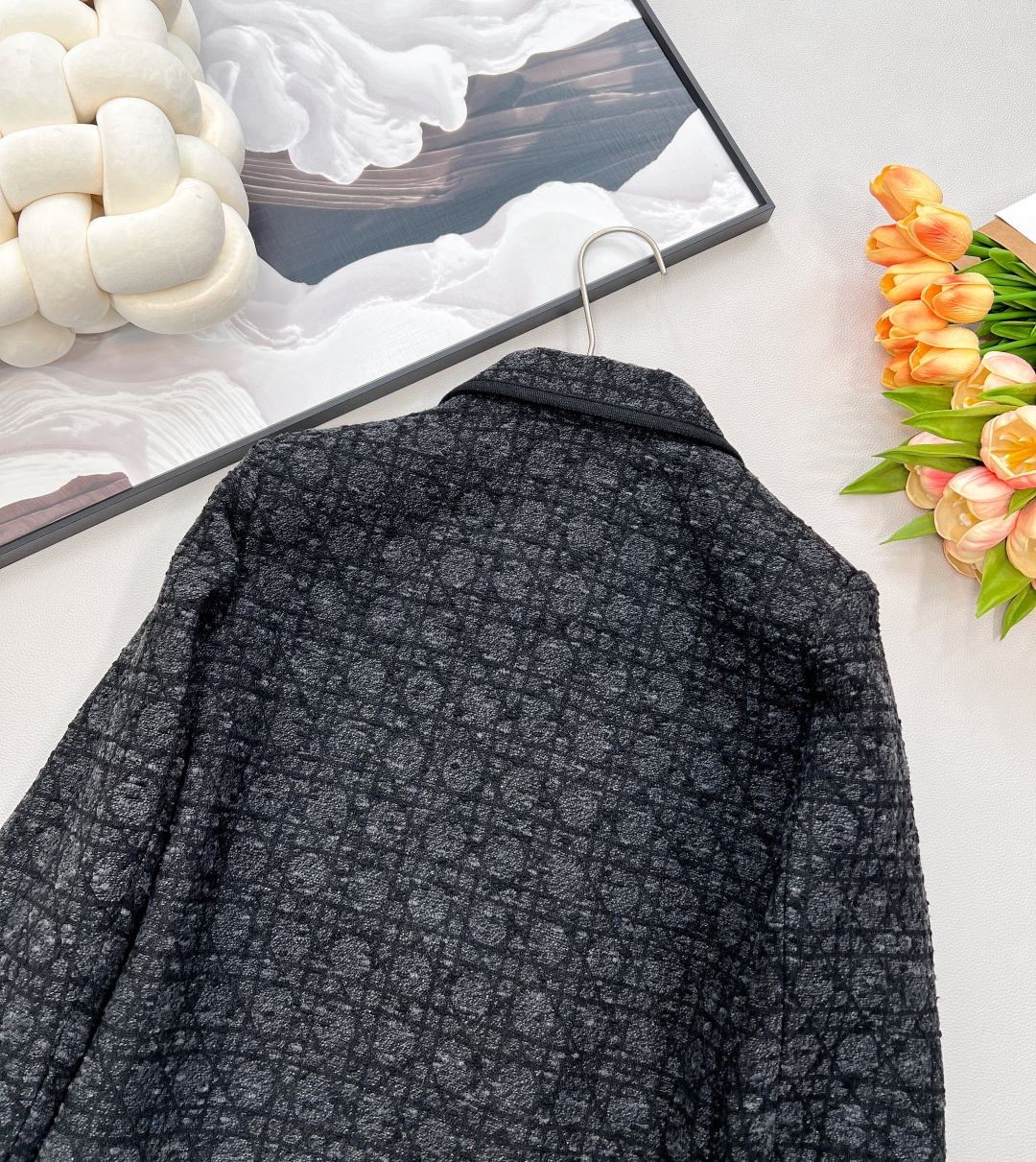 🆕 DIOR 藤格纹翻领粗花呢外套，【DIOR典藏之作｜重塑优雅传奇】以传奇藤格纹为序，勾勒法式优雅的永