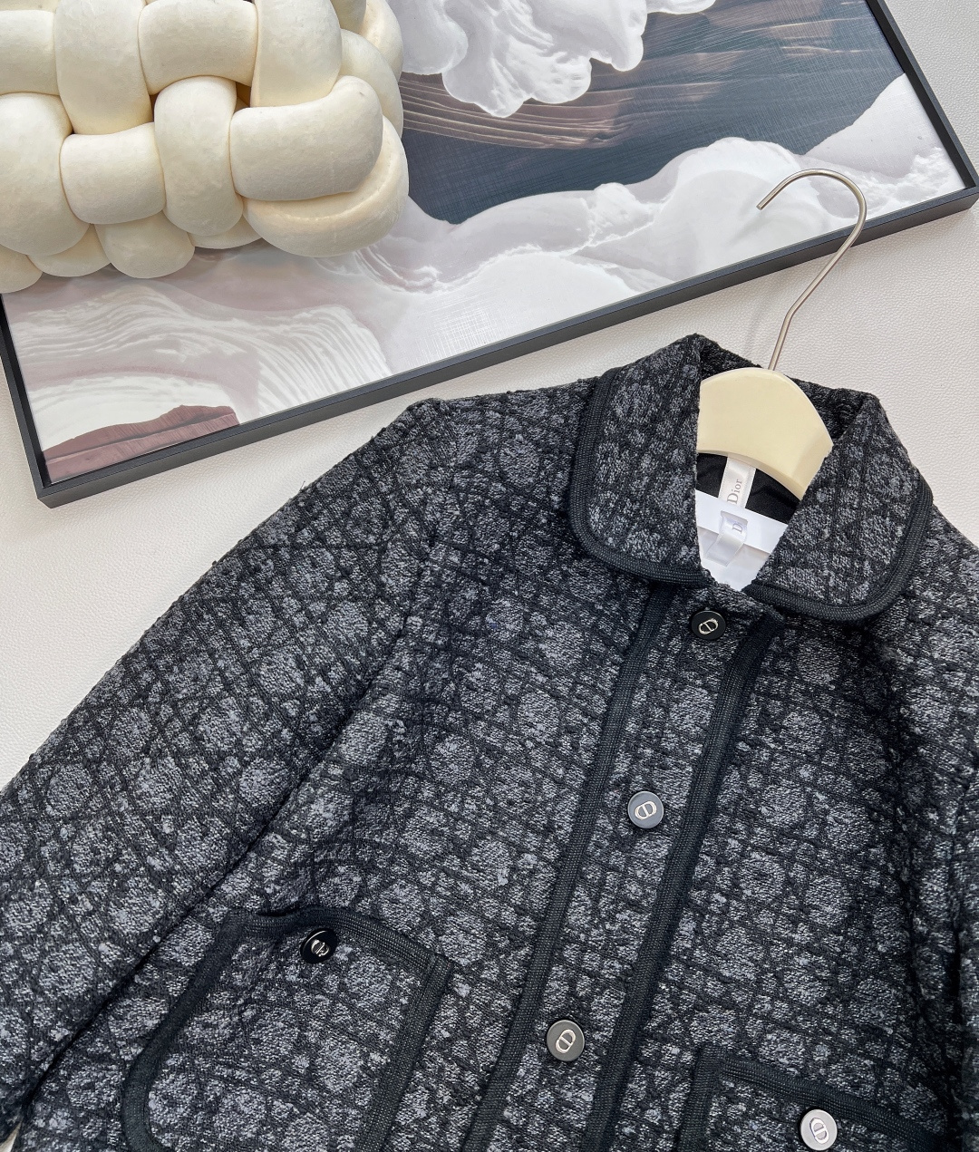 🆕 DIOR 藤格纹翻领粗花呢外套，【DIOR典藏之作｜重塑优雅传奇】以传奇藤格纹为序，勾勒法式优雅的永