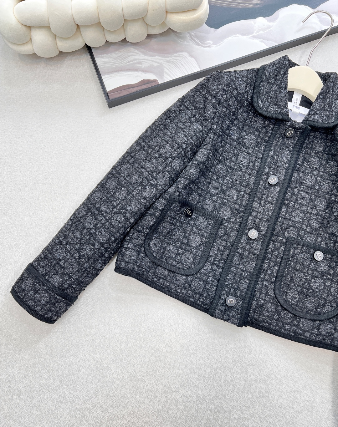 🆕 DIOR 藤格纹翻领粗花呢外套，【DIOR典藏之作｜重塑优雅传奇】以传奇藤格纹为序，勾勒法式优雅的永