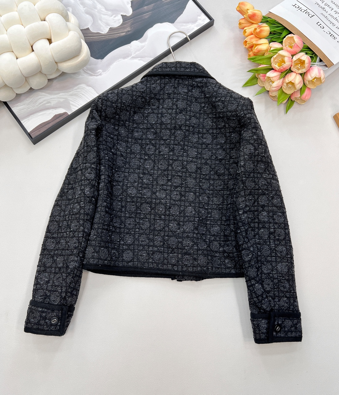 🆕 DIOR 藤格纹翻领粗花呢外套，【DIOR典藏之作｜重塑优雅传奇】以传奇藤格纹为序，勾勒法式优雅的永