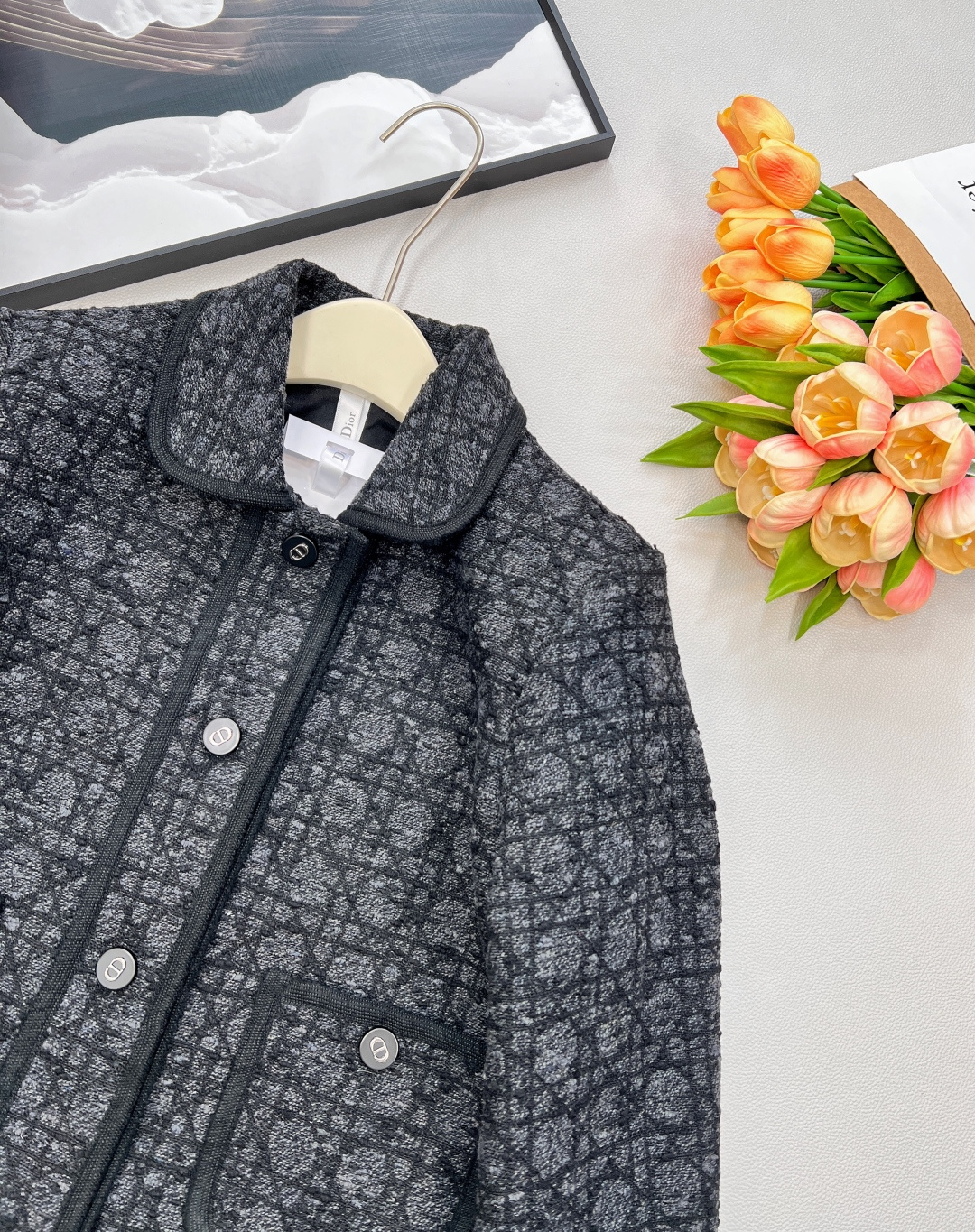🆕 DIOR 藤格纹翻领粗花呢外套，【DIOR典藏之作｜重塑优雅传奇】以传奇藤格纹为序，勾勒法式优雅的永
