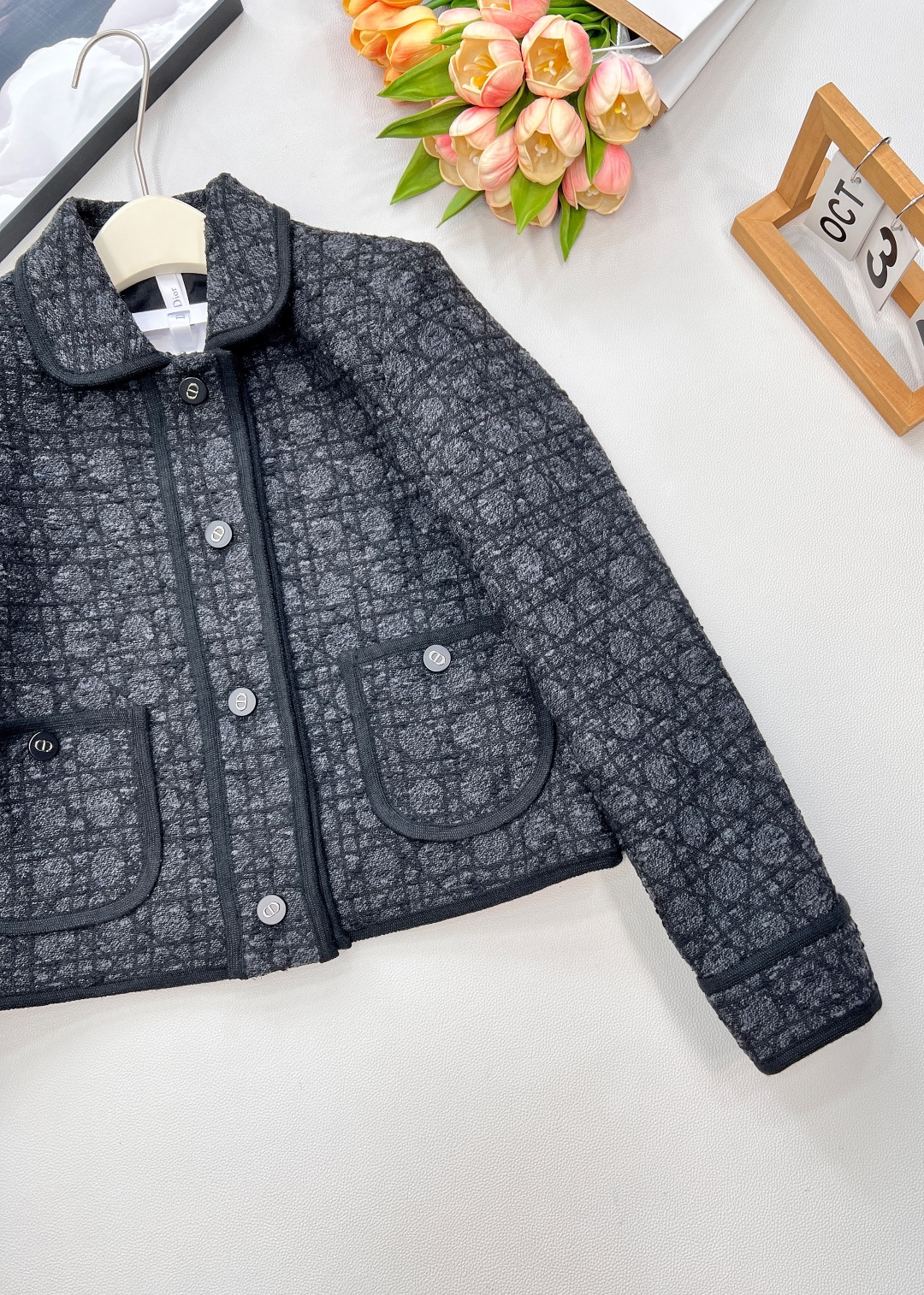 🆕 DIOR 藤格纹翻领粗花呢外套，【DIOR典藏之作｜重塑优雅传奇】以传奇藤格纹为序，勾勒法式优雅的永