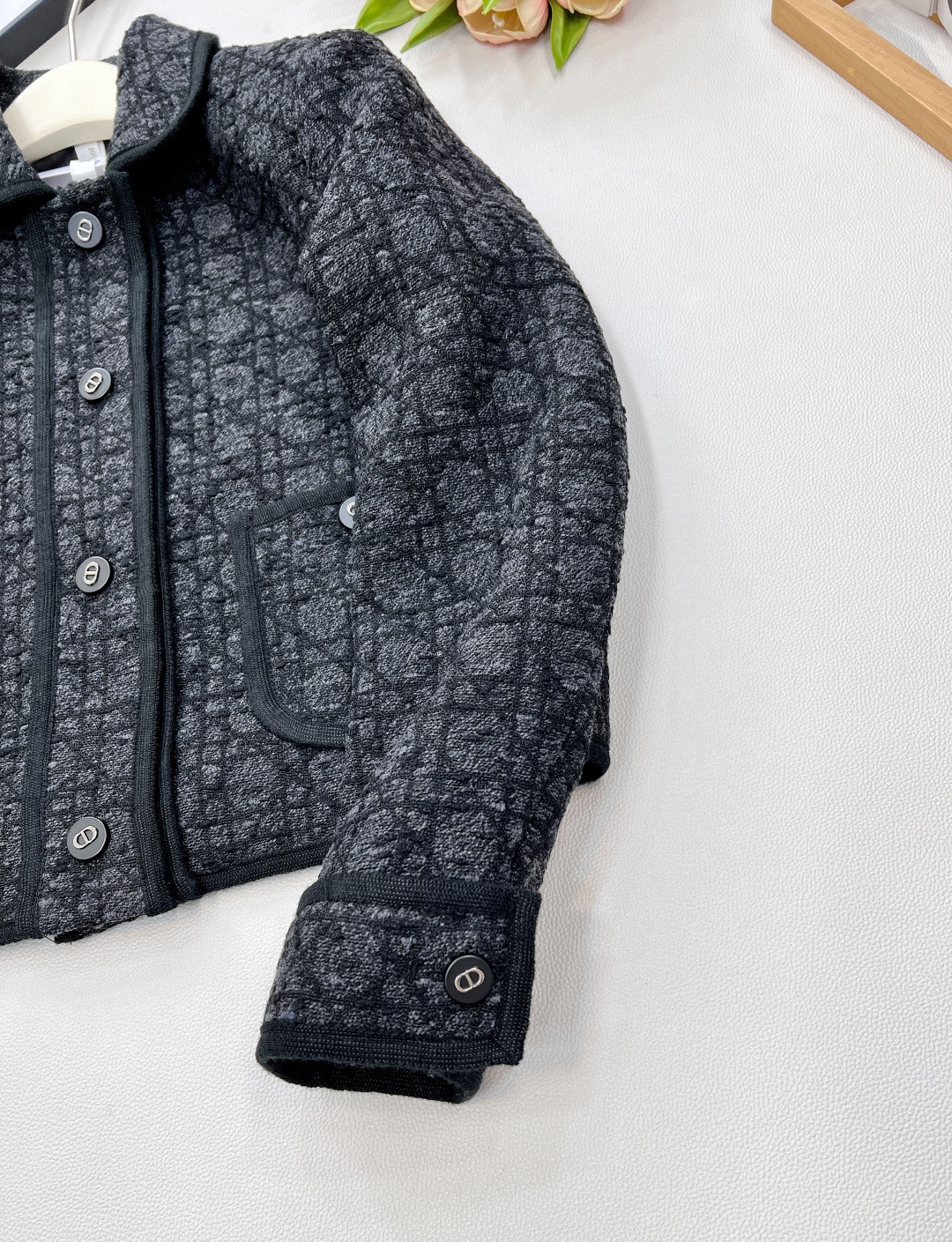 🆕 DIOR 藤格纹翻领粗花呢外套，【DIOR典藏之作｜重塑优雅传奇】以传奇藤格纹为序，勾勒法式优雅的永