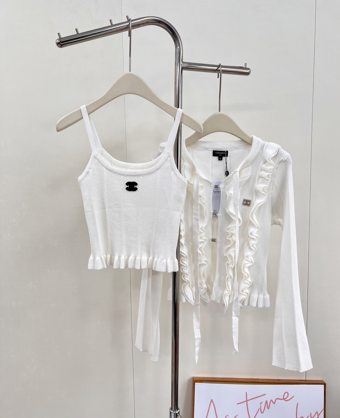 NO:549552,CHANEL25SS new cashmere wool vest cardigan set, adopts fixed-woven and dye knitting technology, with excellent color and texture. The bow ribbon adds agility, the front closure and hem of lotus leaves show softness, the diamond logo is exquisite and eye-catching, and the three-dimensional striped texture is rich in vision. It is matched with the same fabric vest, the elastic style fits the body, comfortable and fashionable, and easily creates an elegant shape. The three-standard mark is complete, and the two colors are excellent. Size sml code H, chanel, alexander wang19860909CHANEL25SS新品羊绒羊毛背心开衫套装,采用定织定染针织工艺,色彩与质感俱佳.蝴蝶结飘带增添灵动,荷叶前襟和下摆尽显柔美,烫钻标识精致亮眼,立体条纹肌理丰富视觉.搭配同面料背心,弹力版型贴合身形,舒适又时尚,轻松打造优雅造型.三标齐全,两色出 尺码sml 编码H,,chanel,alexander wang,Women's clothing