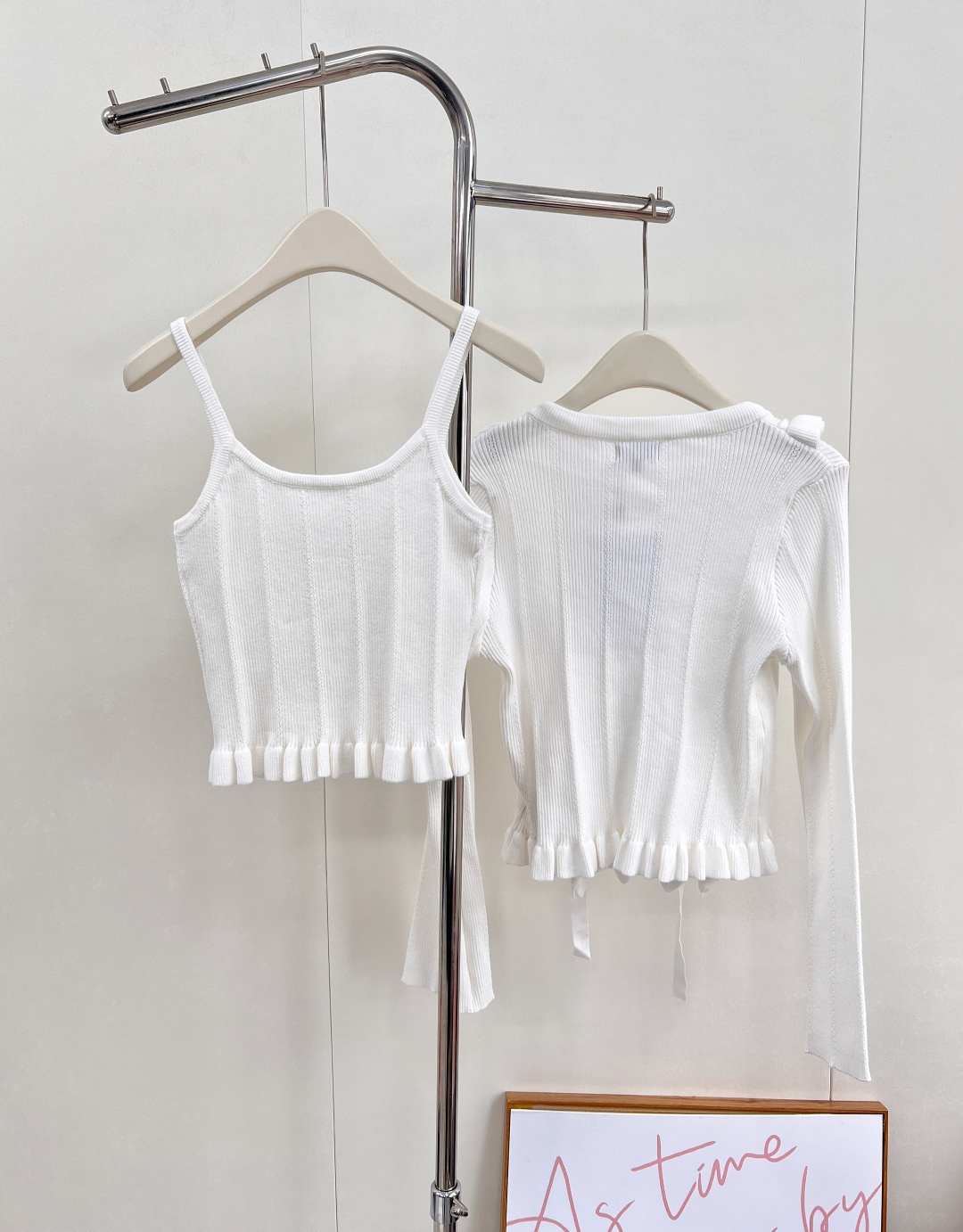 🆕CHANEL25SS新品羊绒羊毛背心开衫套装，采用定织定染针织工艺，色彩与质感俱佳。蝴蝶结飘带增添灵动