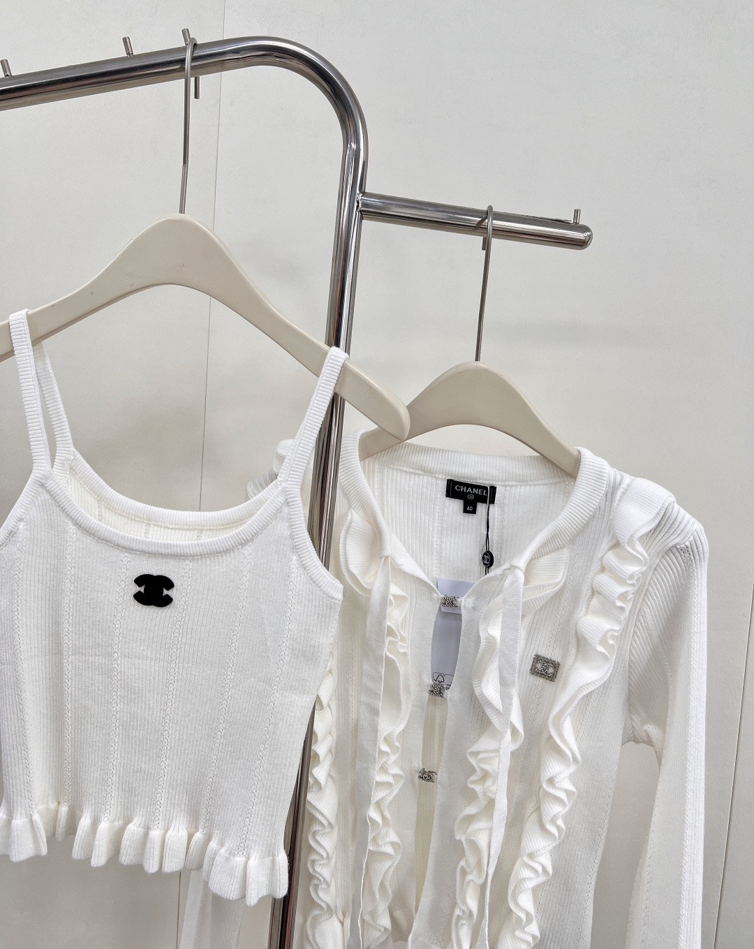 🆕CHANEL25SS新品羊绒羊毛背心开衫套装，采用定织定染针织工艺，色彩与质感俱佳。蝴蝶结飘带增添灵动