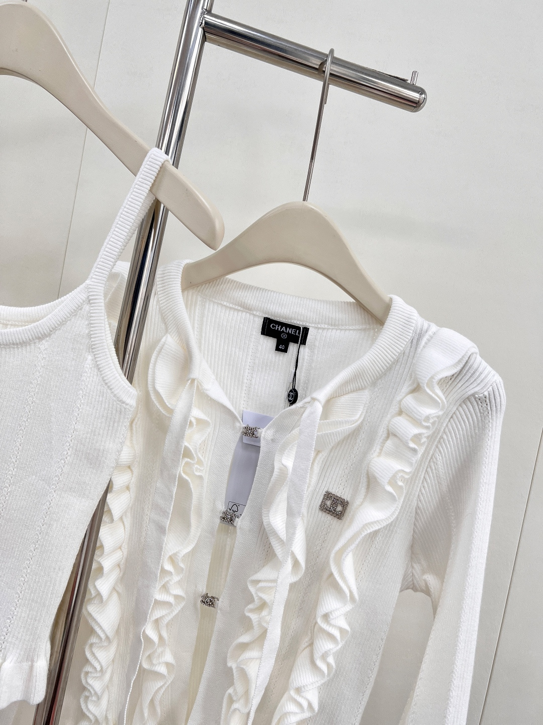 🆕CHANEL25SS新品羊绒羊毛背心开衫套装，采用定织定染针织工艺，色彩与质感俱佳。蝴蝶结飘带增添灵动