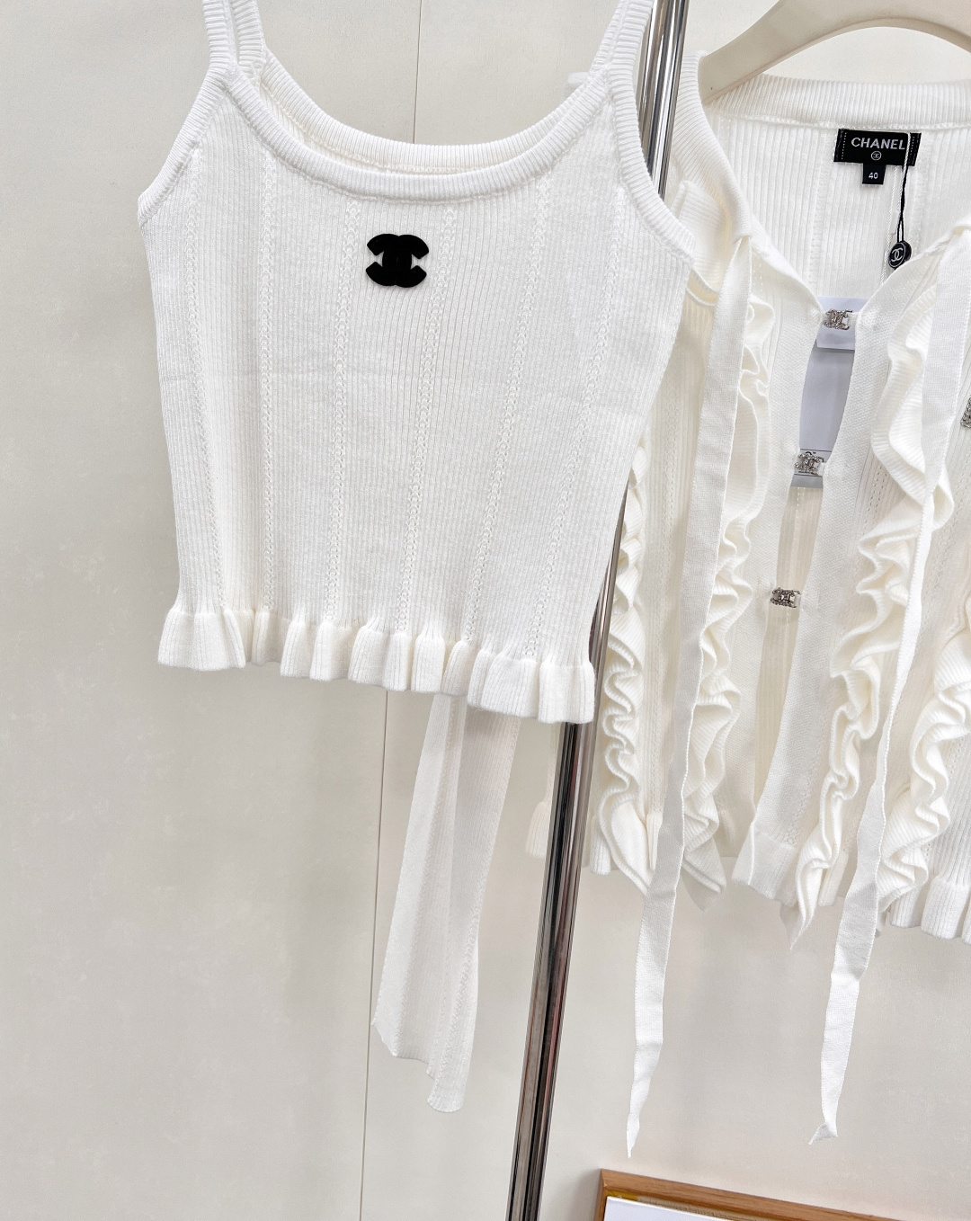 🆕CHANEL25SS新品羊绒羊毛背心开衫套装，采用定织定染针织工艺，色彩与质感俱佳。蝴蝶结飘带增添灵动