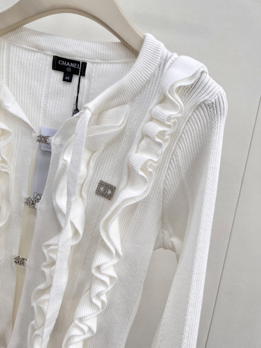 🆕CHANEL25SS新品羊绒羊毛背心开衫套装，采用定织定染针织工艺，色彩与质感俱佳。蝴蝶结飘带增添灵动