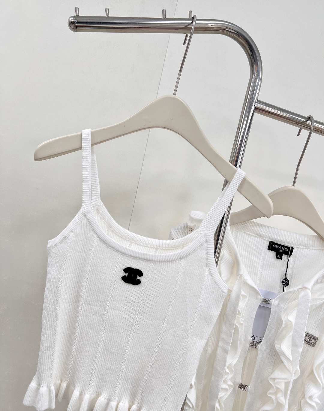 🆕CHANEL25SS新品羊绒羊毛背心开衫套装，采用定织定染针织工艺，色彩与质感俱佳。蝴蝶结飘带增添灵动