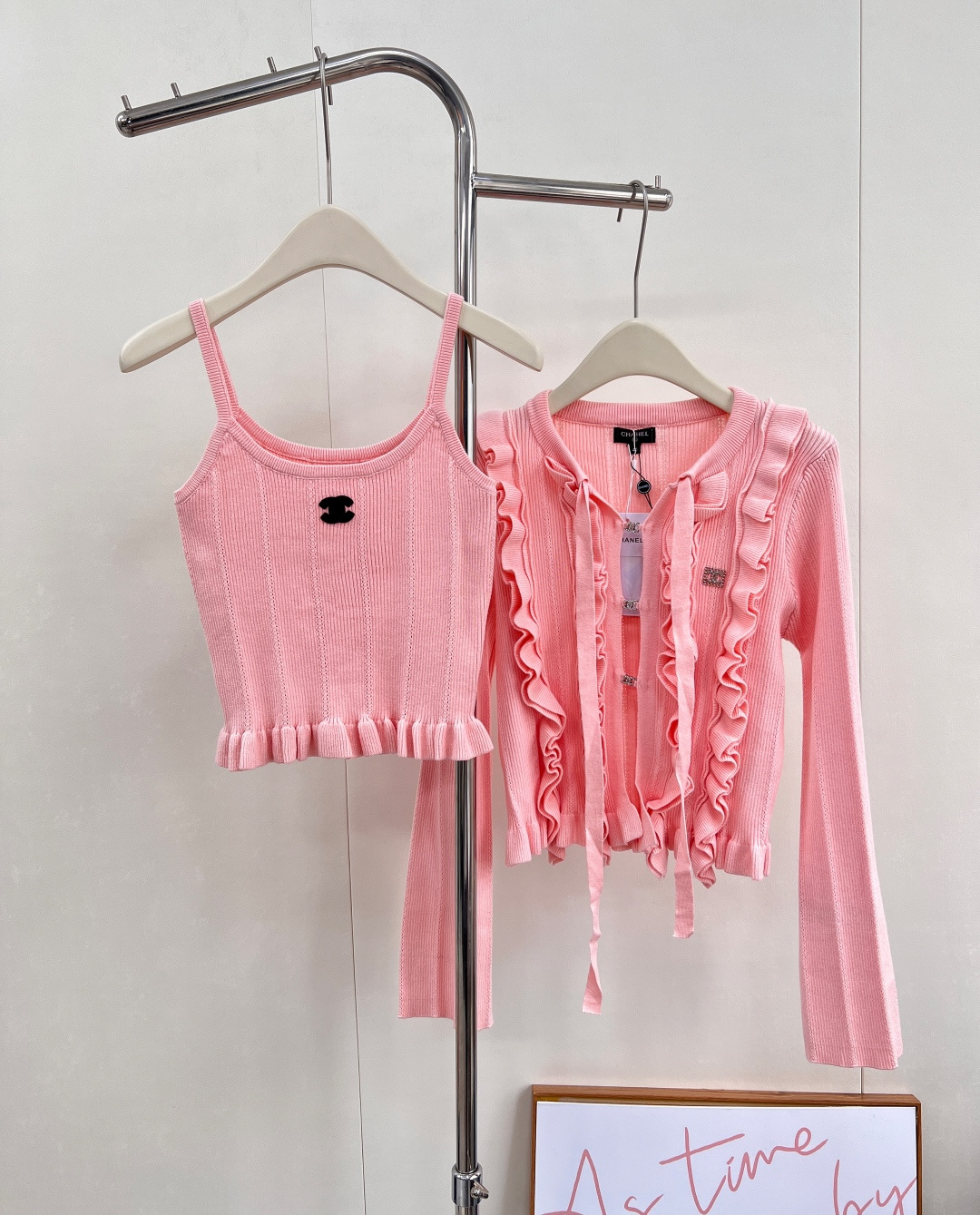 NO:549544,CHANEL25SS new cashmere wool vest cardigan set, adopts fixed-woven knitting technology, with excellent color and texture. The bow ribbon adds agility, the front closure and hem of lotus leaves show softness, the diamond logo is exquisite and eye-catching, and the three-dimensional striped texture is rich in vision. Paired with the same fabric vest, the elastic style fits the body, comfortable and fashionable, and it is easy to create an elegant shape. Three-standard marks are complete, and two colors are excellent. Size sml code, chanel, alexander wang19860909CHANEL25SS新品羊绒羊毛背心开衫套装,采用定织定染针织工艺,色彩与质感俱佳.蝴蝶结飘带增添灵动,荷叶前襟和下摆尽显柔美,烫钻标识精致亮眼,立体条纹肌理丰富视觉.搭配同面料背心,弹力版型贴合身形,舒适又时尚,轻松打造优雅造型.三标齐全,两色出 尺码sml 编码,,chanel,alexander wang,Women's clothing