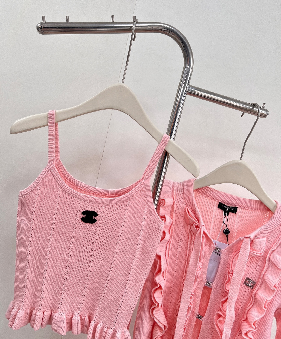 🆕CHANEL25SS新品羊绒羊毛背心开衫套装，采用定织定染针织工艺，色彩与质感俱佳。蝴蝶结飘带增添灵动