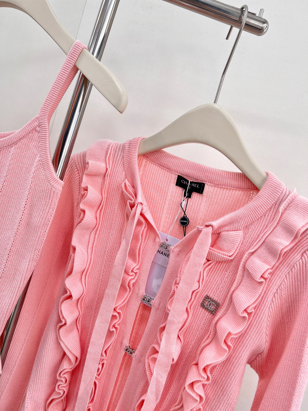 🆕CHANEL25SS新品羊绒羊毛背心开衫套装，采用定织定染针织工艺，色彩与质感俱佳。蝴蝶结飘带增添灵动
