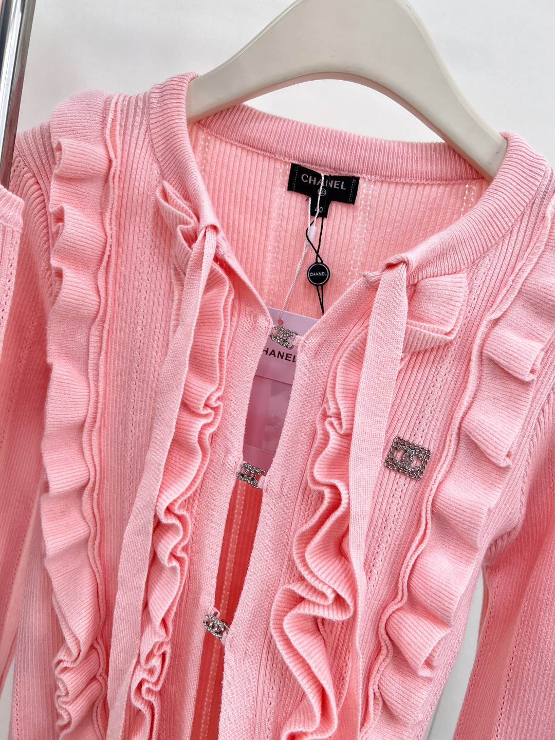 🆕CHANEL25SS新品羊绒羊毛背心开衫套装，采用定织定染针织工艺，色彩与质感俱佳。蝴蝶结飘带增添灵动