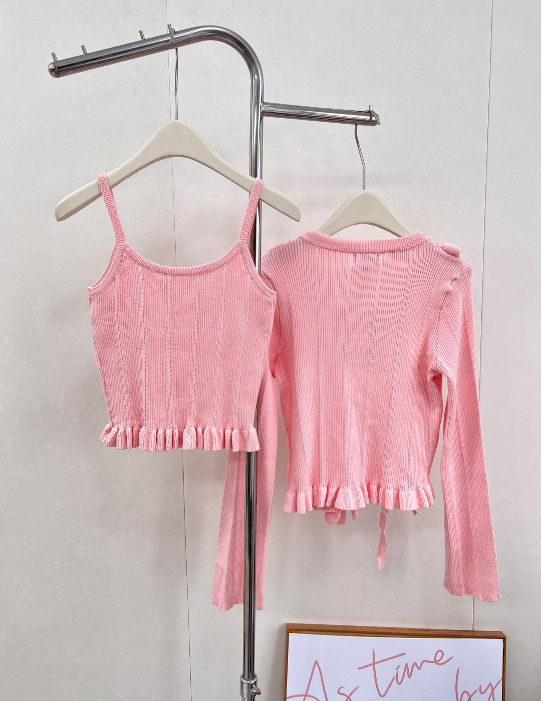 🆕CHANEL25SS新品羊绒羊毛背心开衫套装，采用定织定染针织工艺，色彩与质感俱佳。蝴蝶结飘带增添灵动