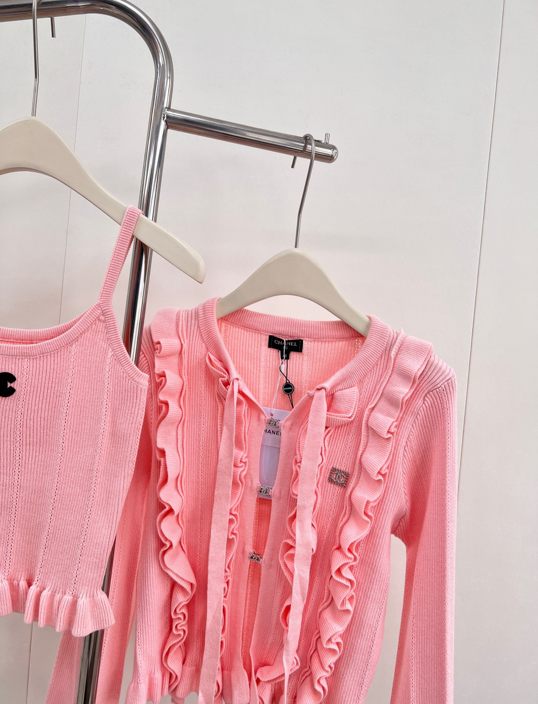🆕CHANEL25SS新品羊绒羊毛背心开衫套装，采用定织定染针织工艺，色彩与质感俱佳。蝴蝶结飘带增添灵动