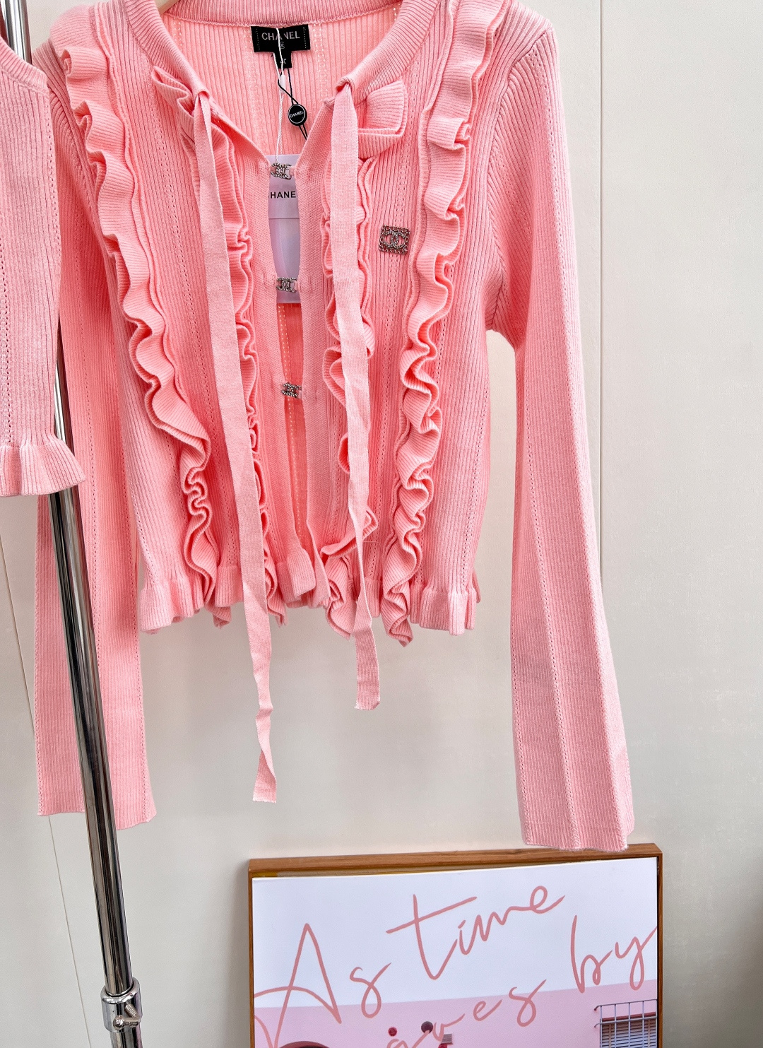 🆕CHANEL25SS新品羊绒羊毛背心开衫套装，采用定织定染针织工艺，色彩与质感俱佳。蝴蝶结飘带增添灵动