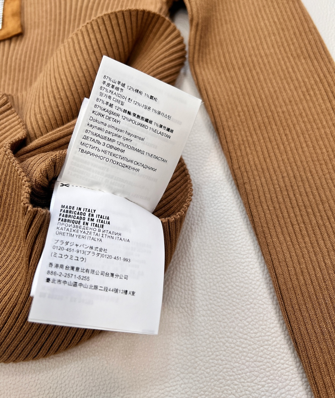 🆕Miumiu2025新款字母皮标拼皮翻领针织上衣，定制YB羊绒纱线织造，质感高级，舒适柔软，翻领正肩长