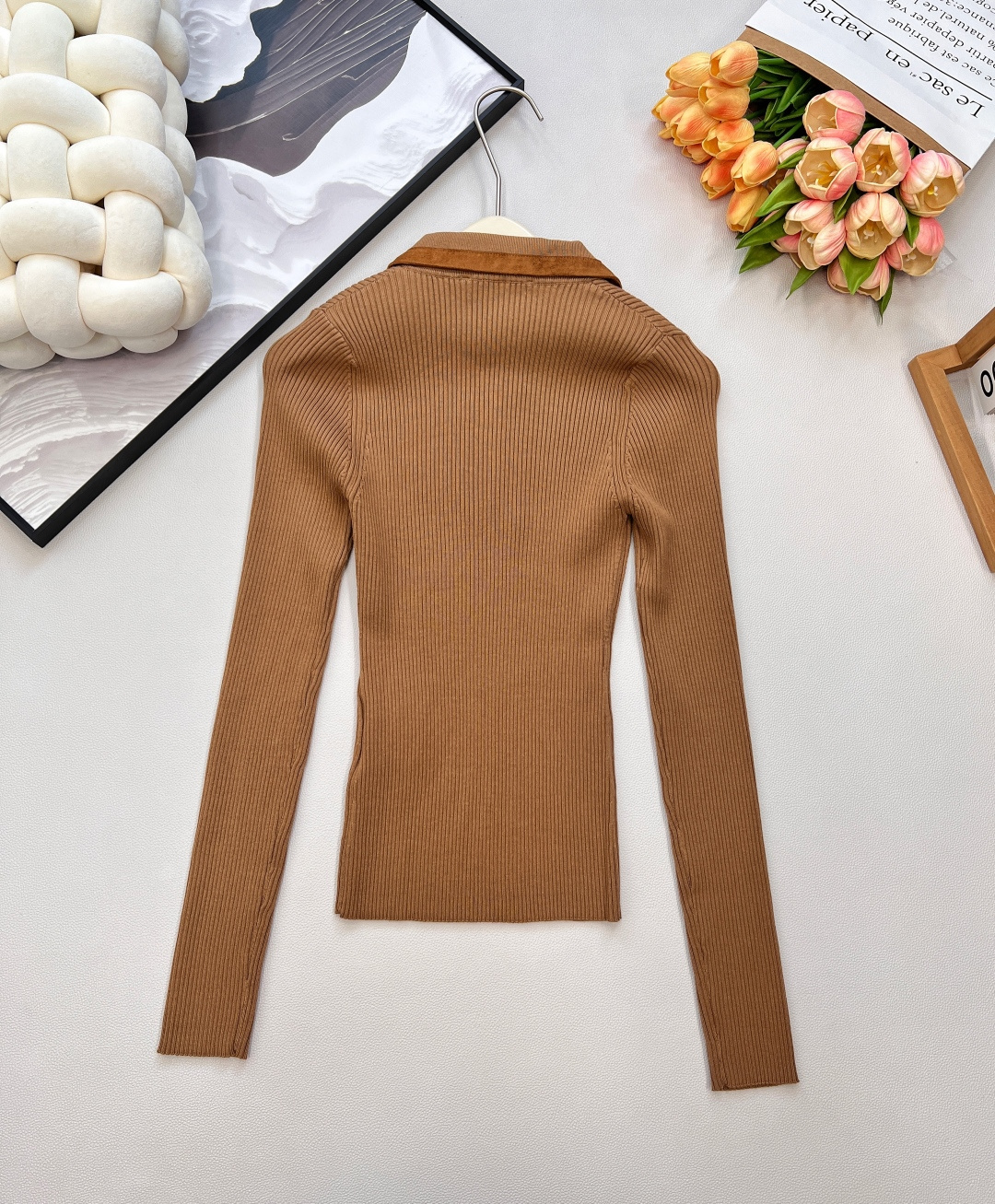 🆕Miumiu2025新款字母皮标拼皮翻领针织上衣，定制YB羊绒纱线织造，质感高级，舒适柔软，翻领正肩长