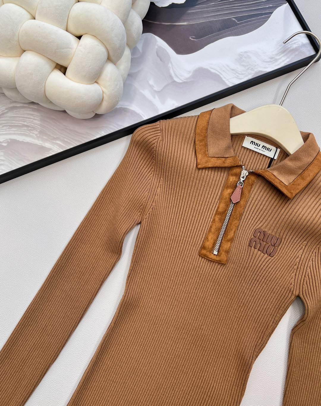 🆕Miumiu2025新款字母皮标拼皮翻领针织上衣，定制YB羊绒纱线织造，质感高级，舒适柔软，翻领正肩长