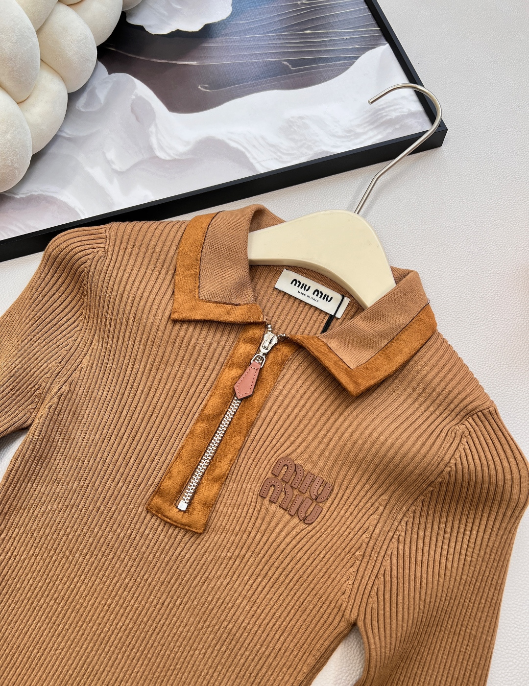 🆕Miumiu2025新款字母皮标拼皮翻领针织上衣，定制YB羊绒纱线织造，质感高级，舒适柔软，翻领正肩长